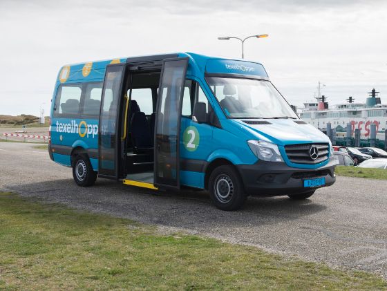 Texelse bus geparkeerd voor Teso boot.